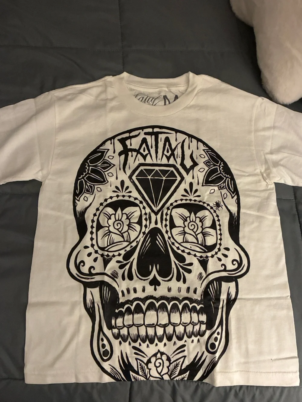 Youth White Graphic Skull T-Shirt 36” chest 24” Length